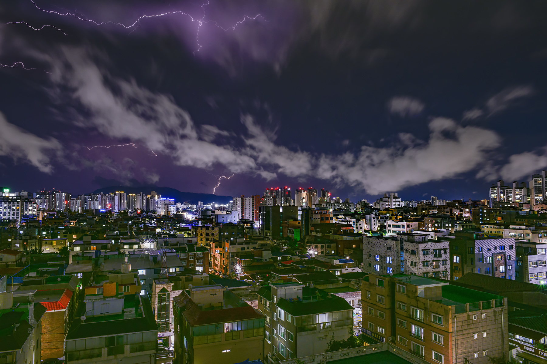 thunderstroke_1100_1.jpg